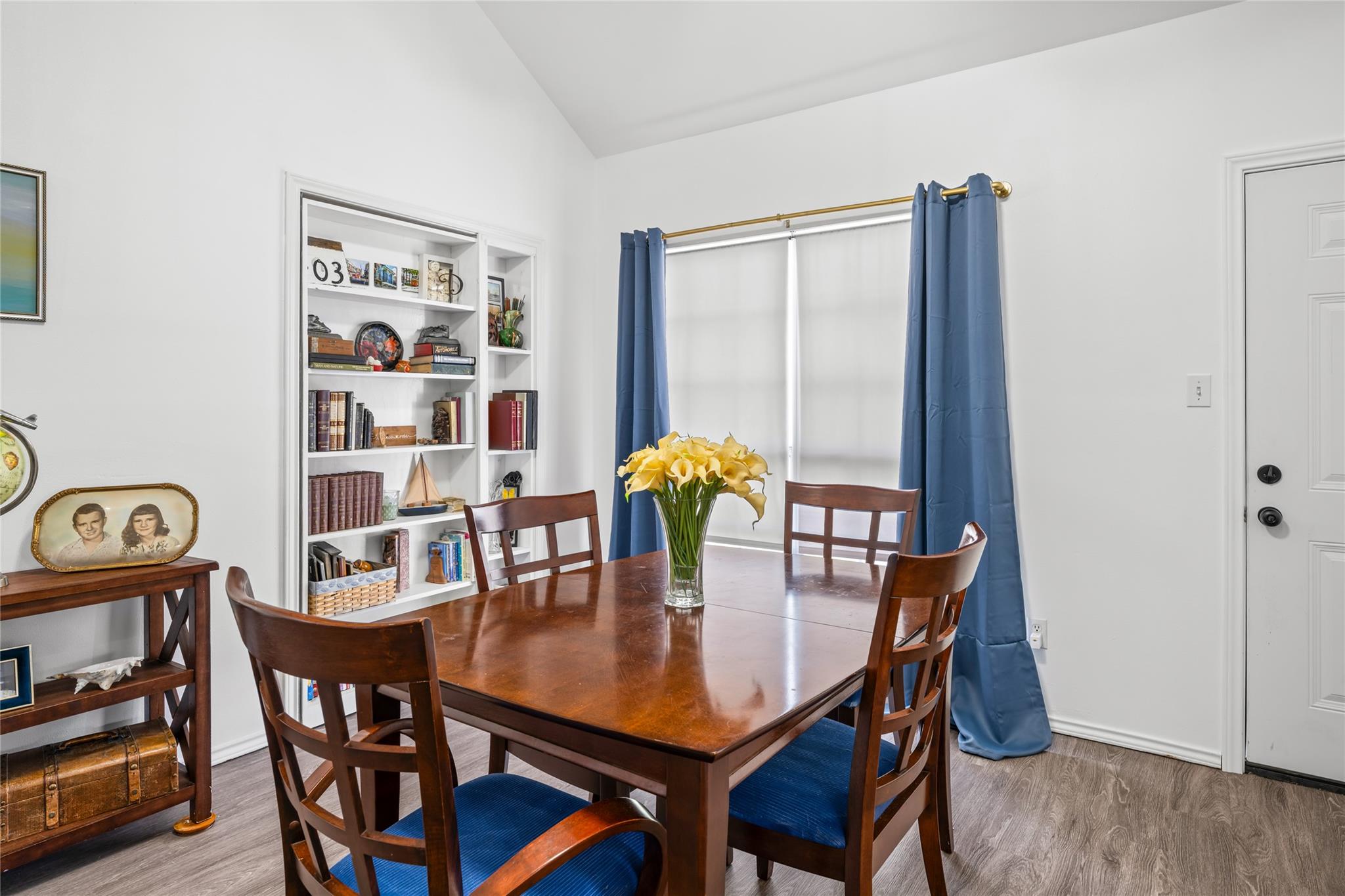 301 Buckeye Trl, La Grange, TX 78945