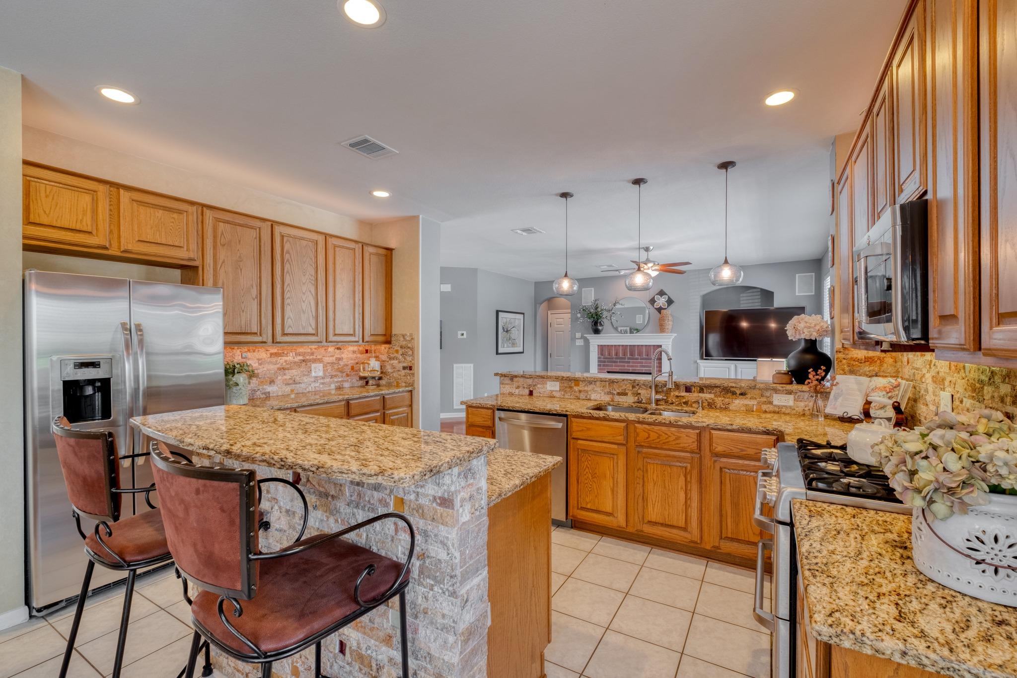 8221 Fern Bluff Ave, Round Rock, TX 78681