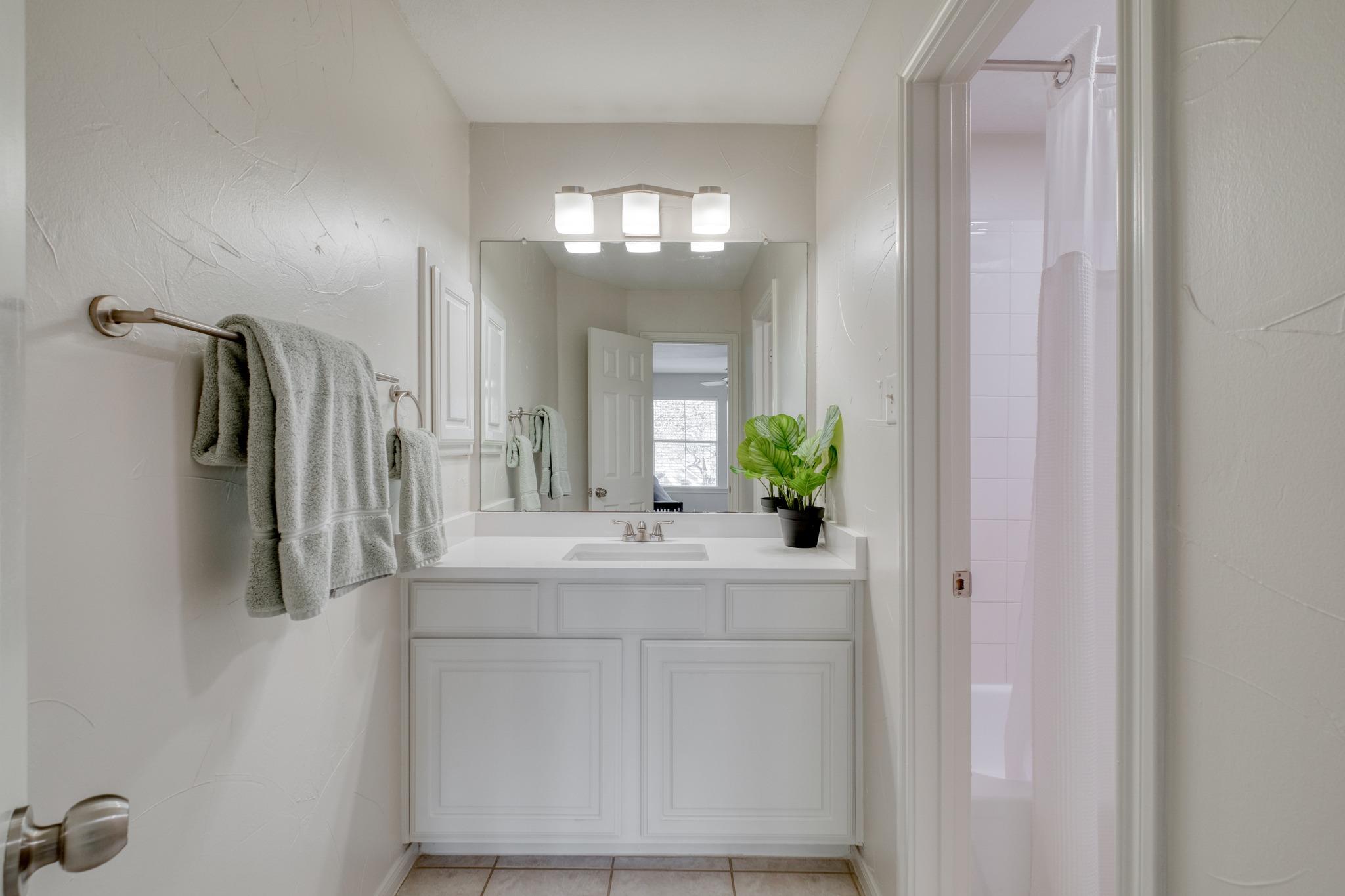 8221 Fern Bluff Ave, Round Rock, TX 78681