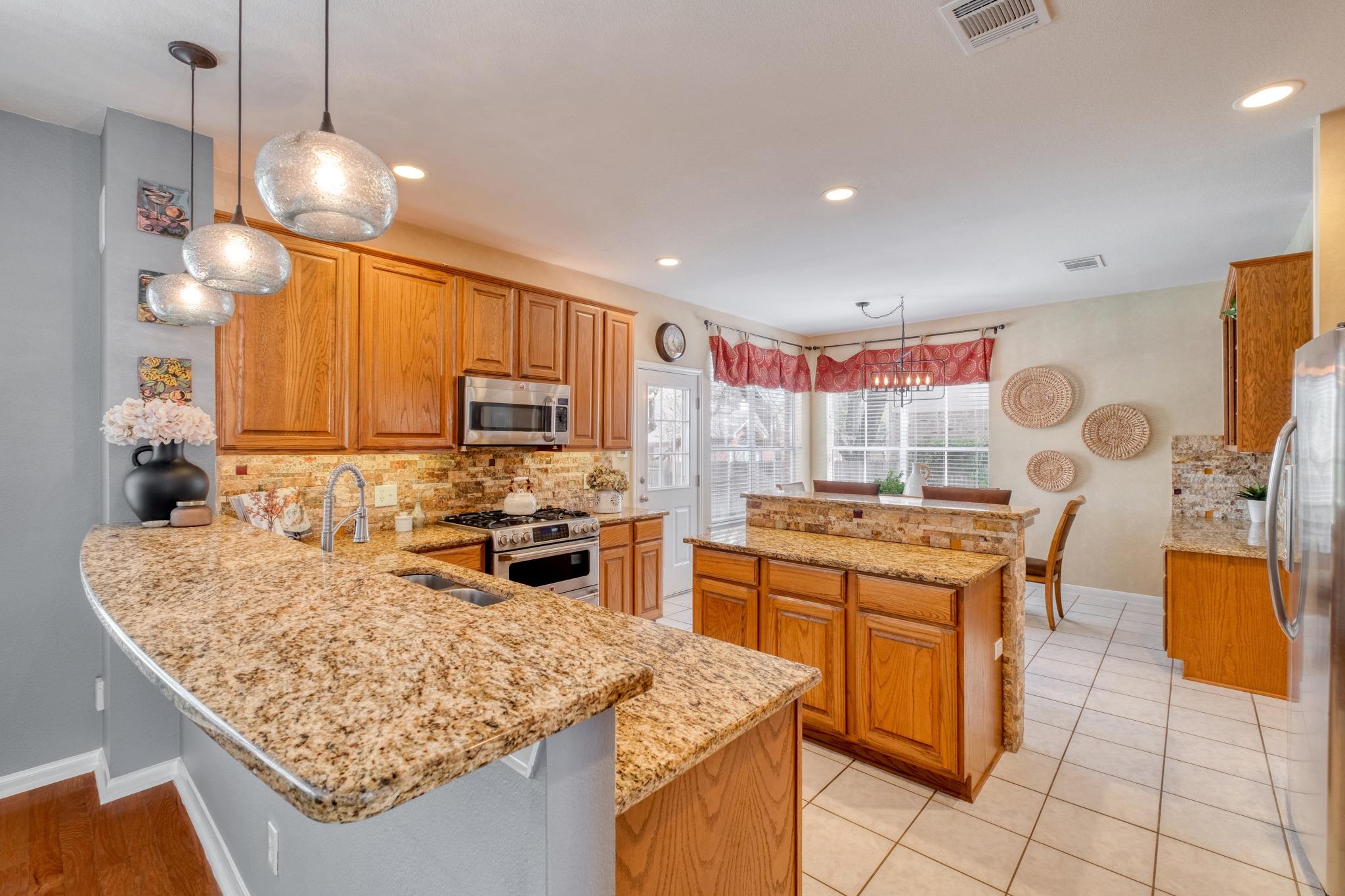 8221 Fern Bluff Ave, Round Rock, TX 78681