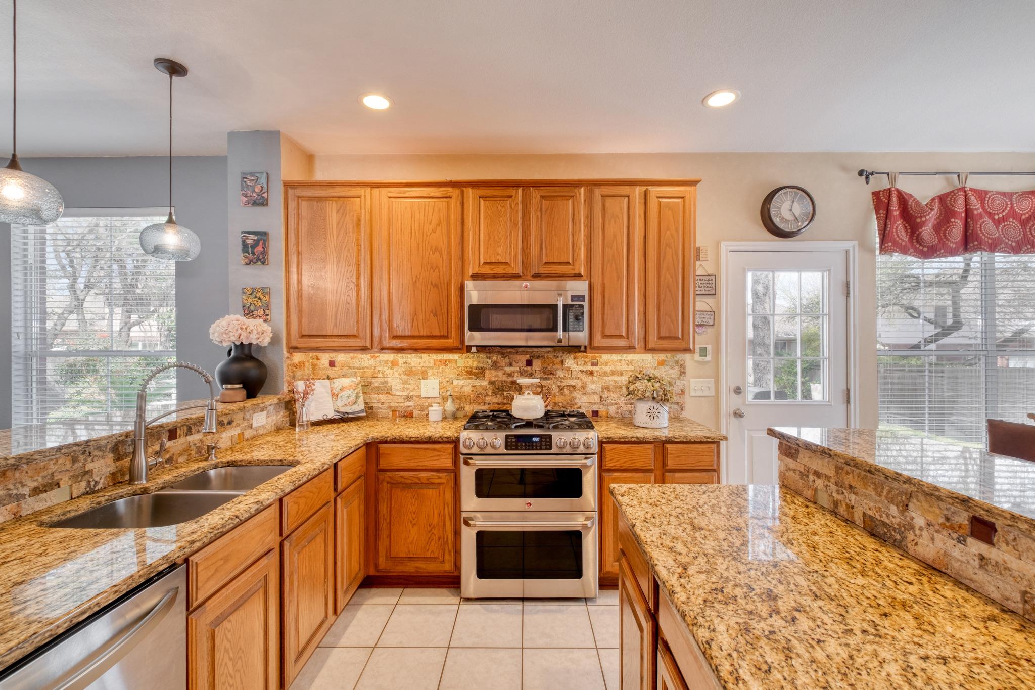 8221 Fern Bluff Ave, Round Rock, TX 78681