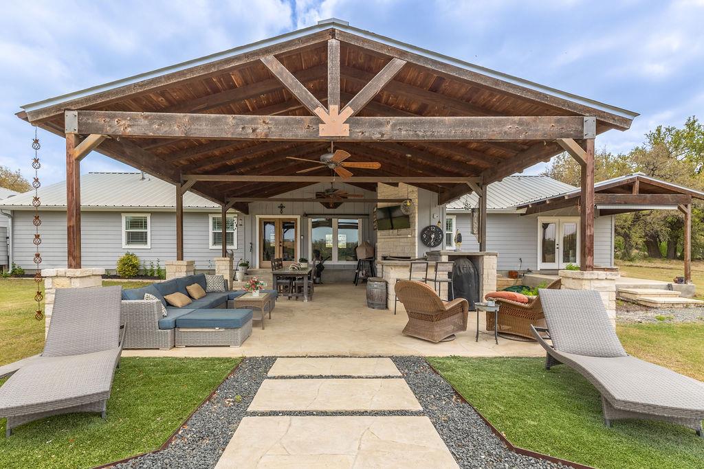 579 Triple S Trl, Johnson City, TX 78636