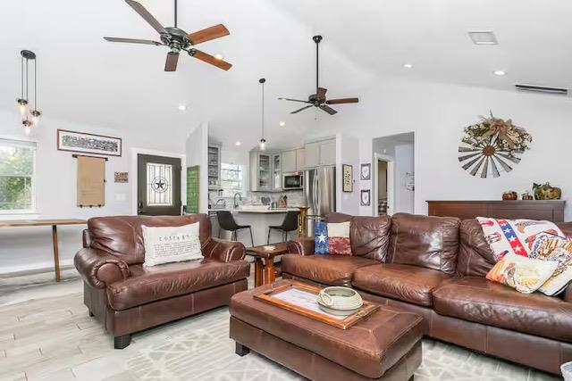 579 Triple S Trl, Johnson City, TX 78636