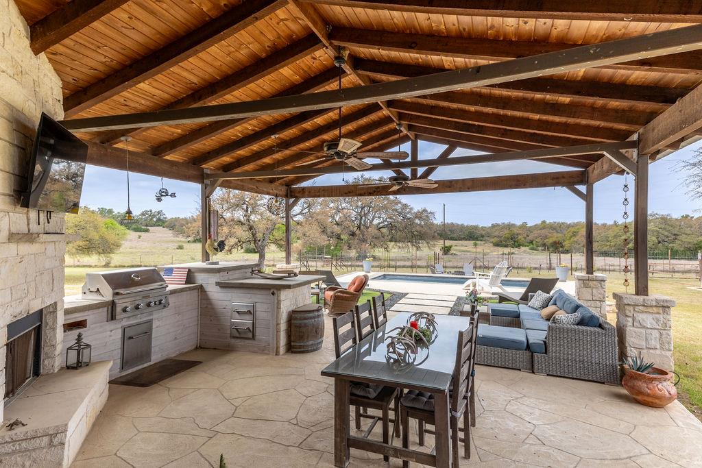 579 Triple S Trl, Johnson City, TX 78636