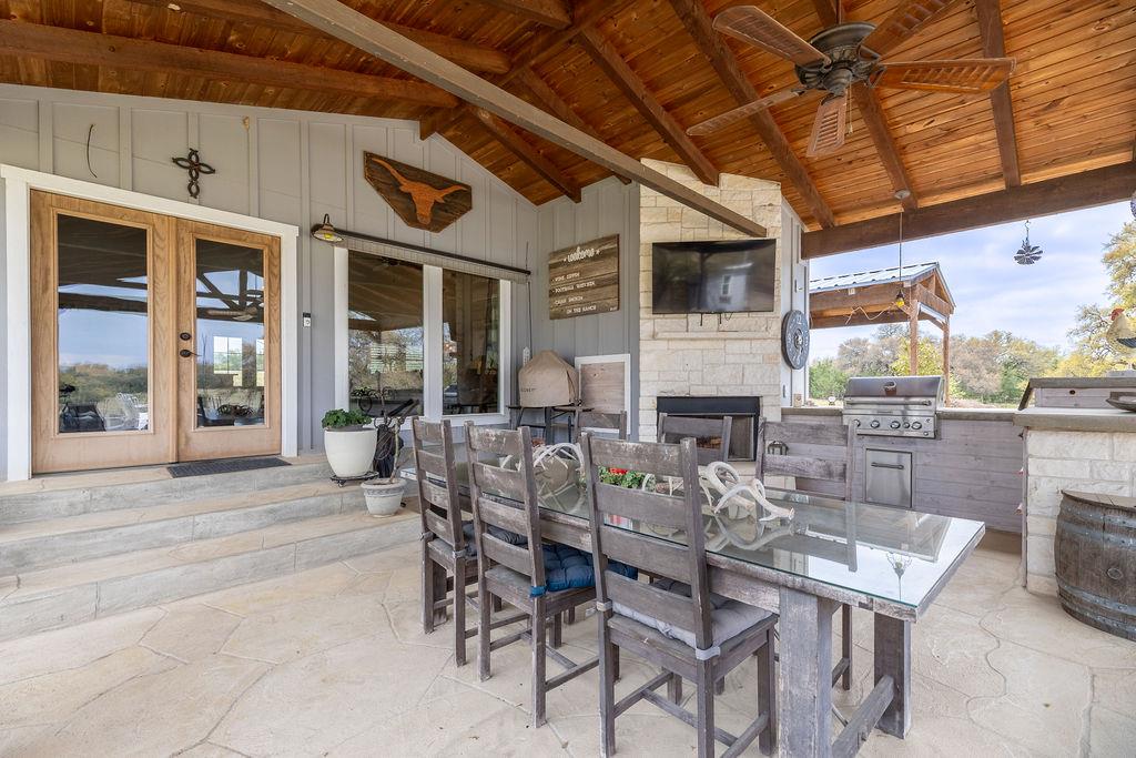 579 Triple S Trl, Johnson City, TX 78636