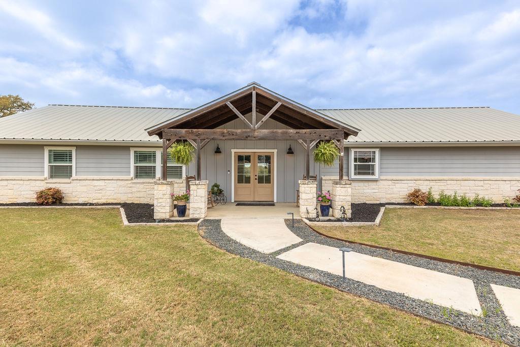 579 Triple S Trl, Johnson City, TX 78636