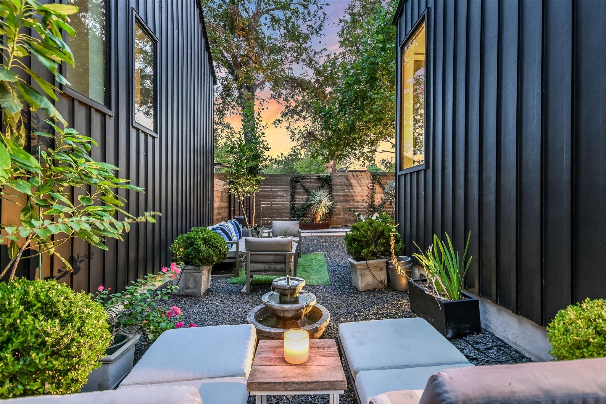 2212 S 2nd St # 2, Austin, TX 78704