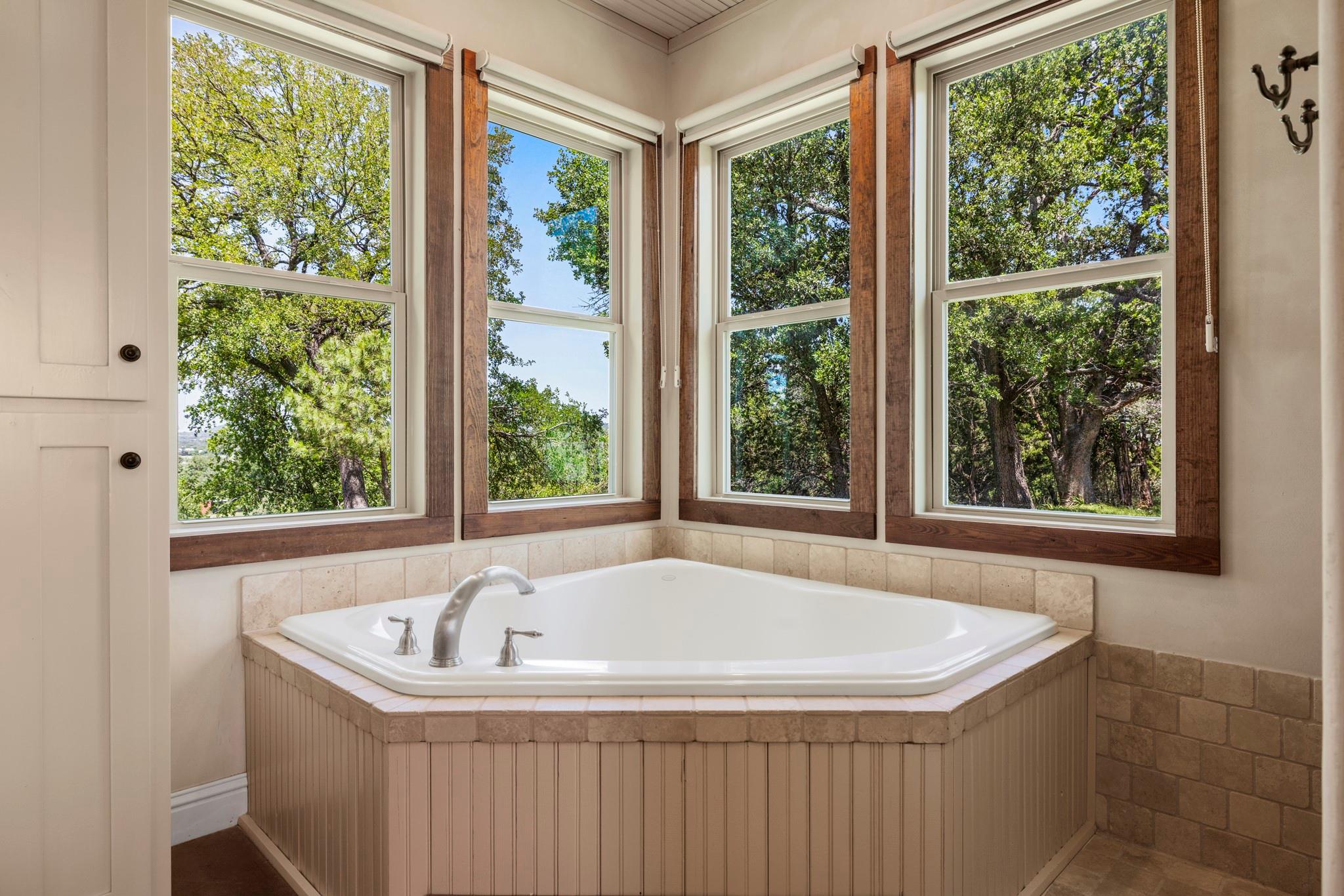 810 Clear Creek Ln, Fredericksburg, TX 78624