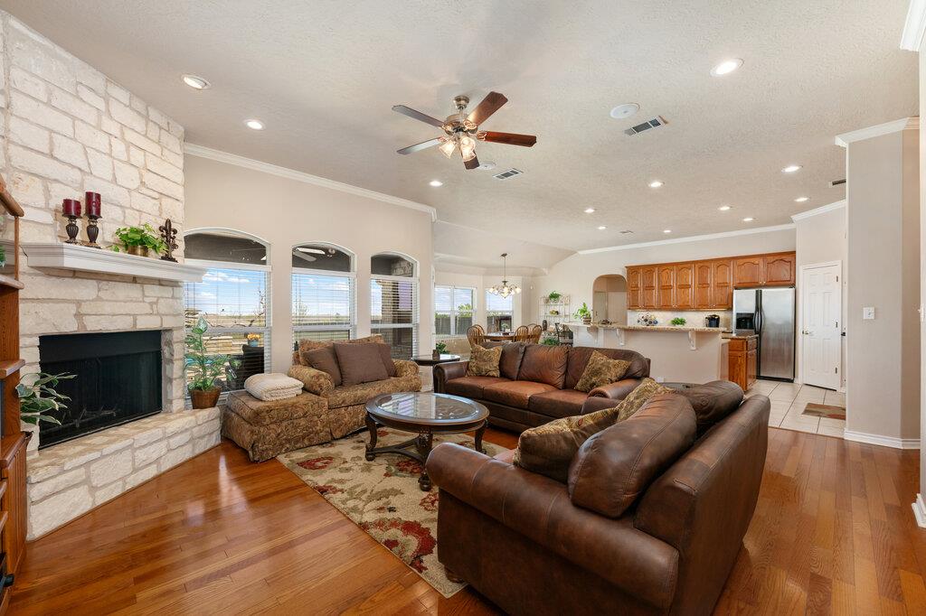 117 S Sentry Pt, Hutto, TX 78634