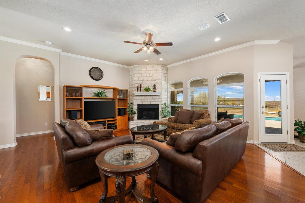 117 S Sentry Pt, Hutto, TX 78634