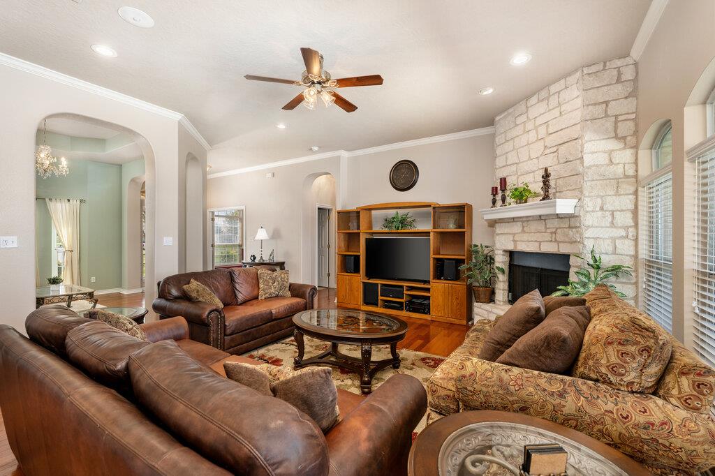 117 S Sentry Pt, Hutto, TX 78634