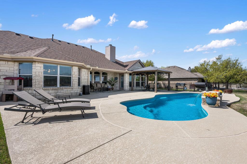 117 S Sentry Pt, Hutto, TX 78634