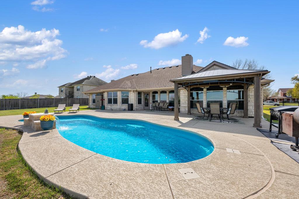 117 S Sentry Pt, Hutto, TX 78634