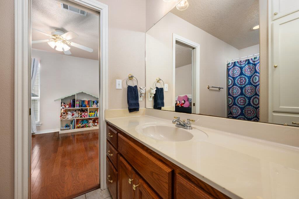 117 S Sentry Pt, Hutto, TX 78634
