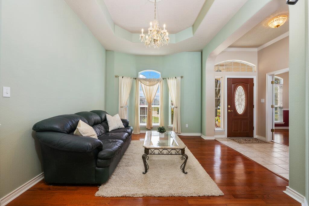 117 S Sentry Pt, Hutto, TX 78634