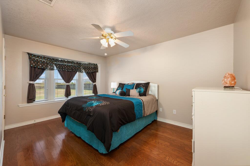 117 S Sentry Pt, Hutto, TX 78634