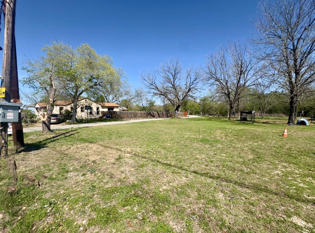 600 Sabine St, Lockhart, TX 78644