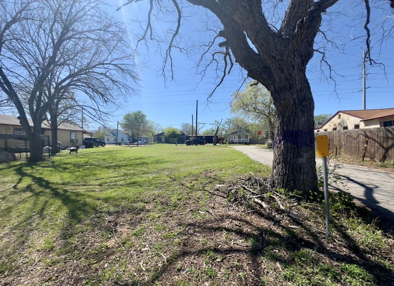 600 Sabine St, Lockhart, TX 78644