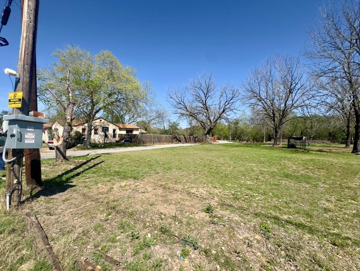 600 Sabine St, Lockhart, TX 78644