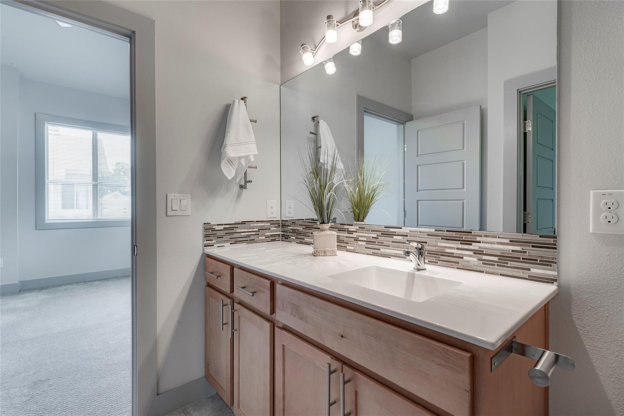 900 Banister Ln # H, Austin, TX 78704