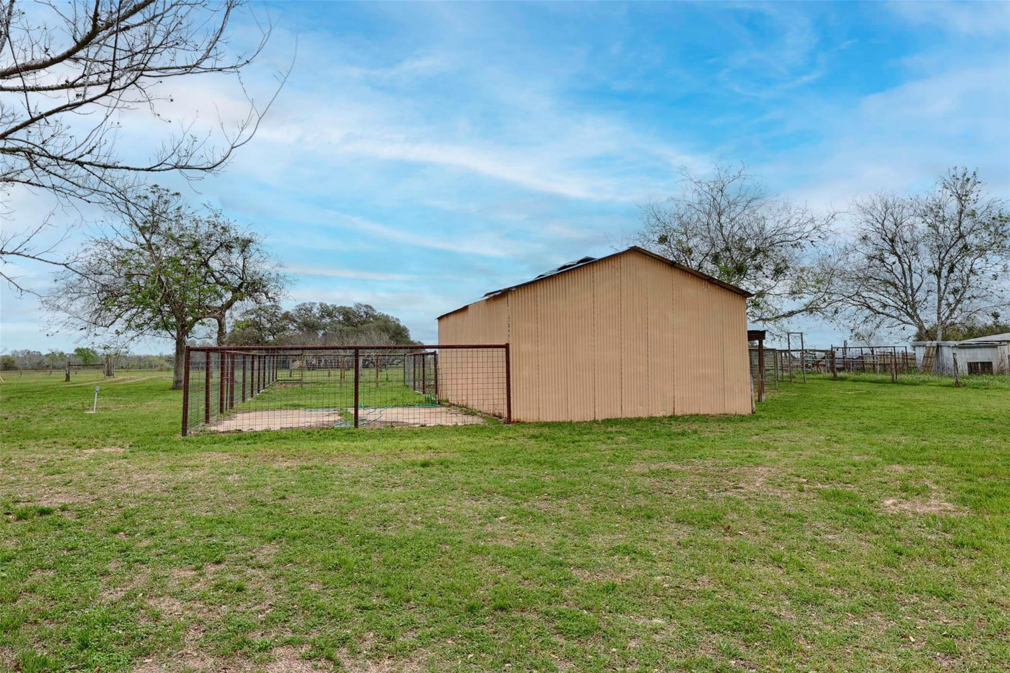 341 County Road 233 Rd, Hallettsville, TX 77964
