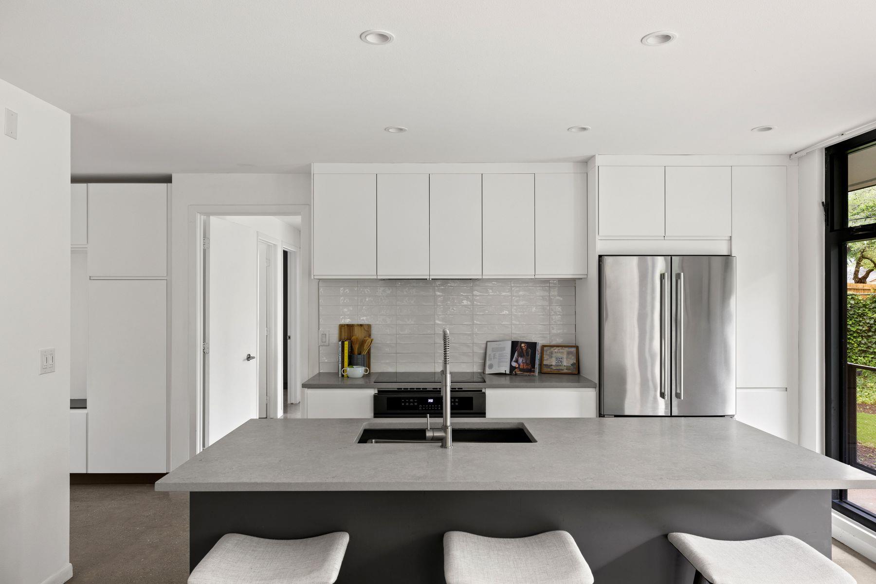 9400 Shady Oaks Dr, Austin, TX 78729