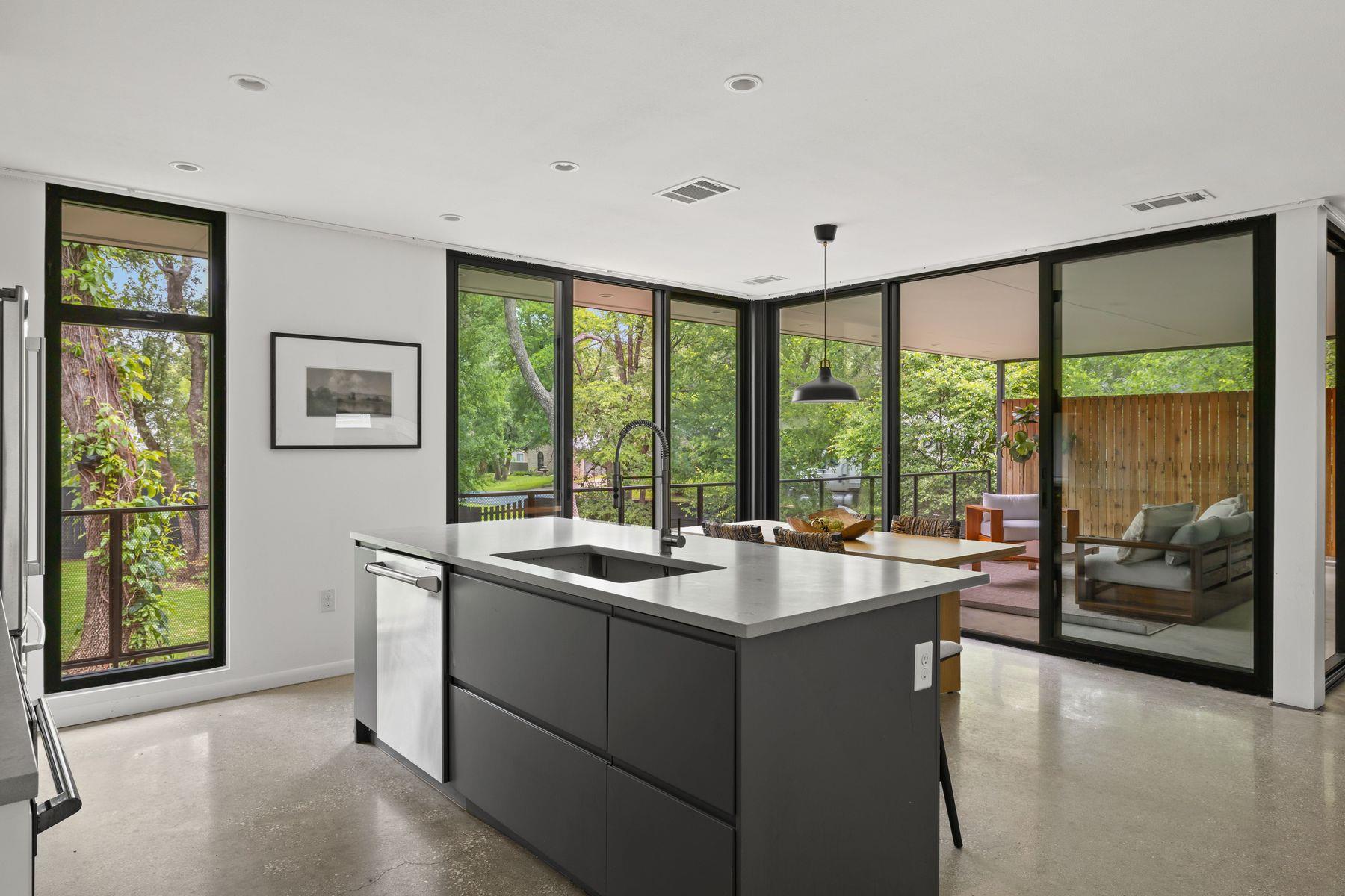 9400 Shady Oaks Dr, Austin, TX 78729