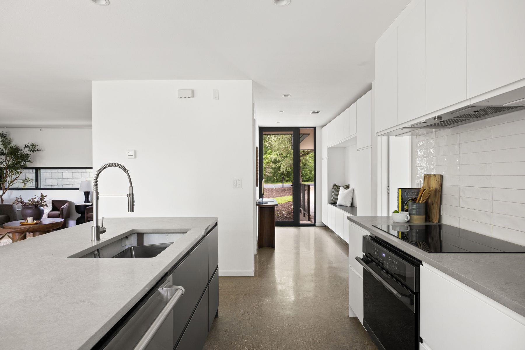 9400 Shady Oaks Dr, Austin, TX 78729