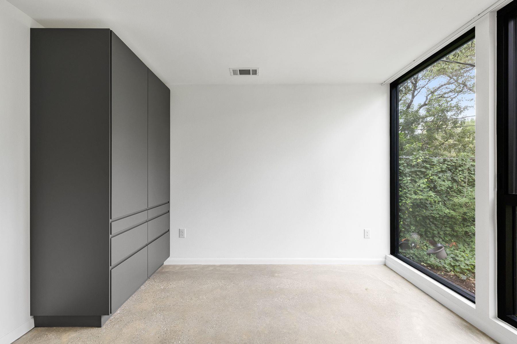 9400 Shady Oaks Dr, Austin, TX 78729