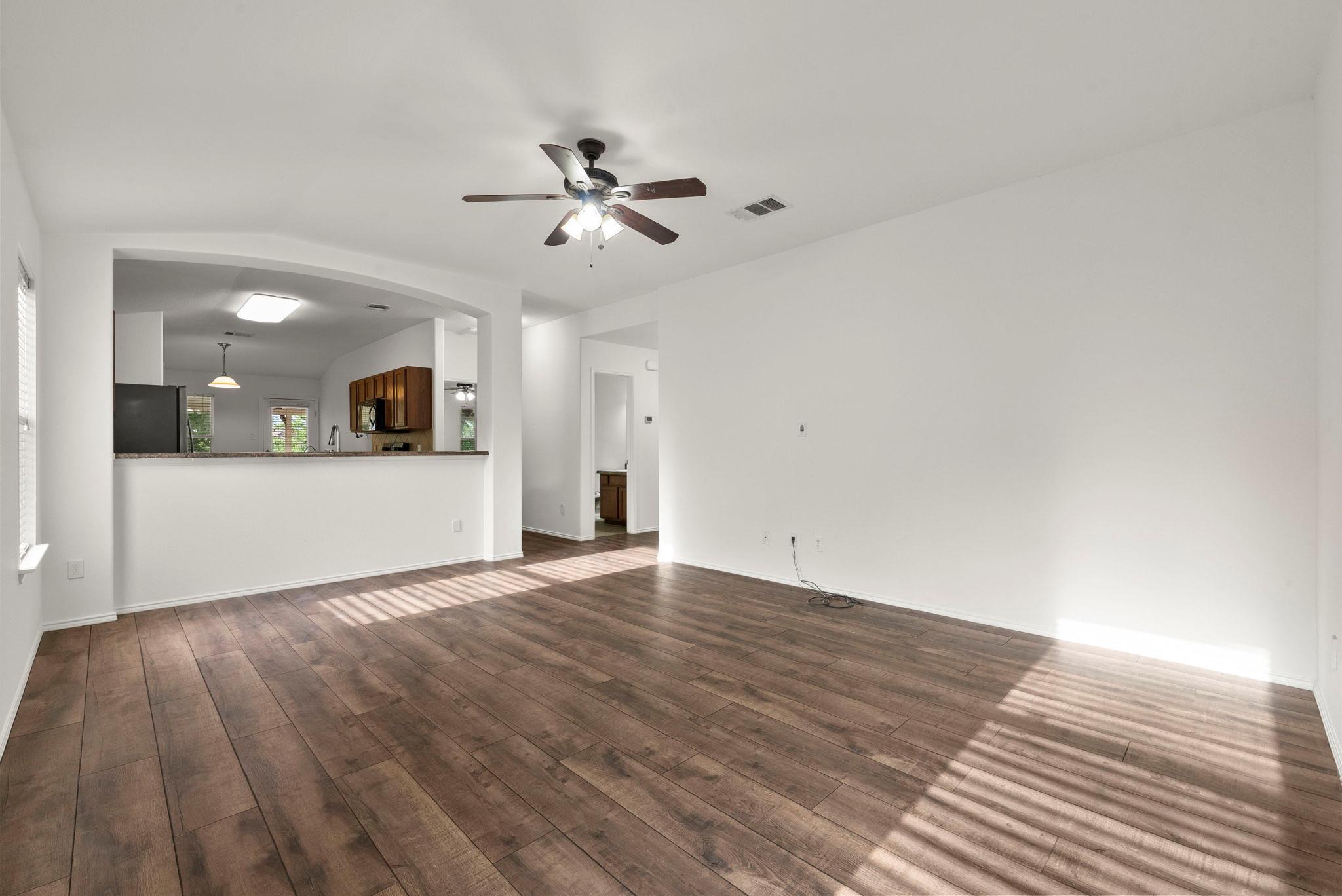 118 Camellia Dr, Hutto, TX 78634