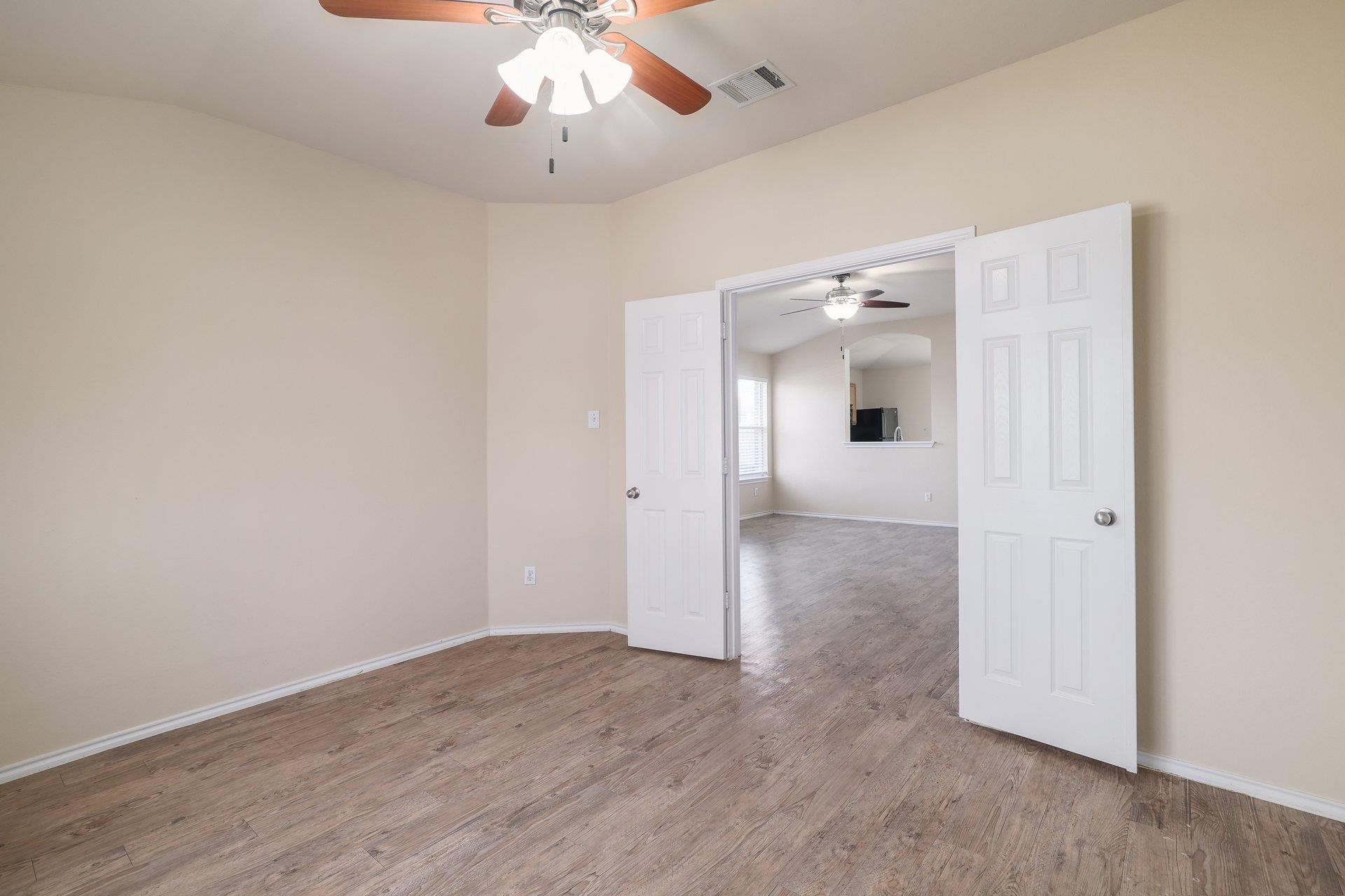 1002 W South St, Leander, TX 78641