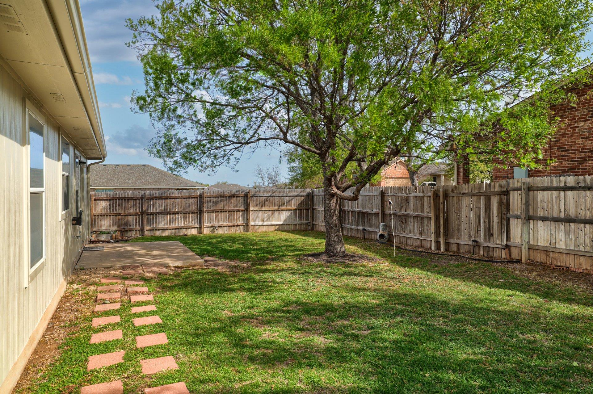 1002 W South St, Leander, TX 78641