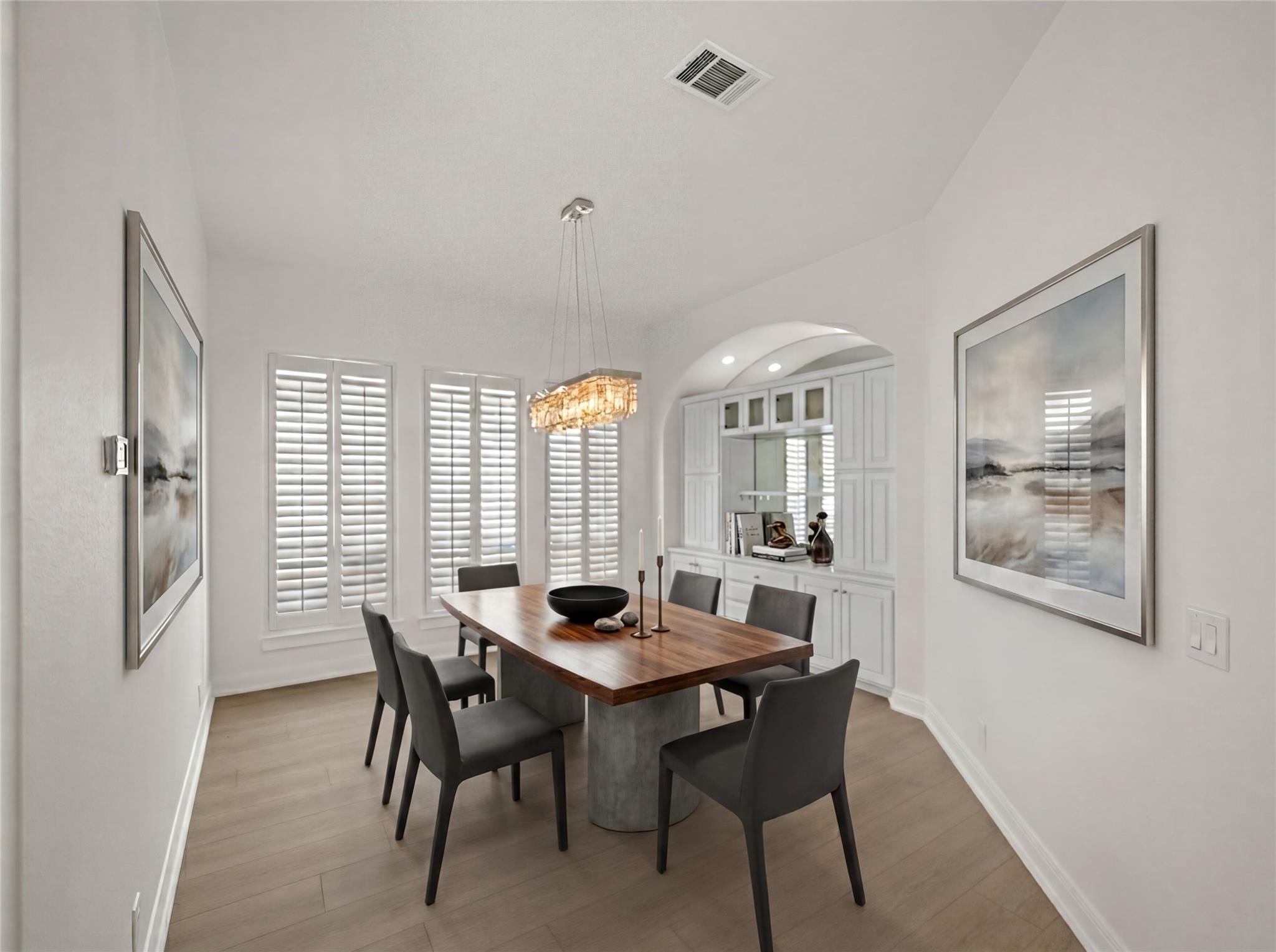 11 Treehaven Ln, The Hills, TX 78738