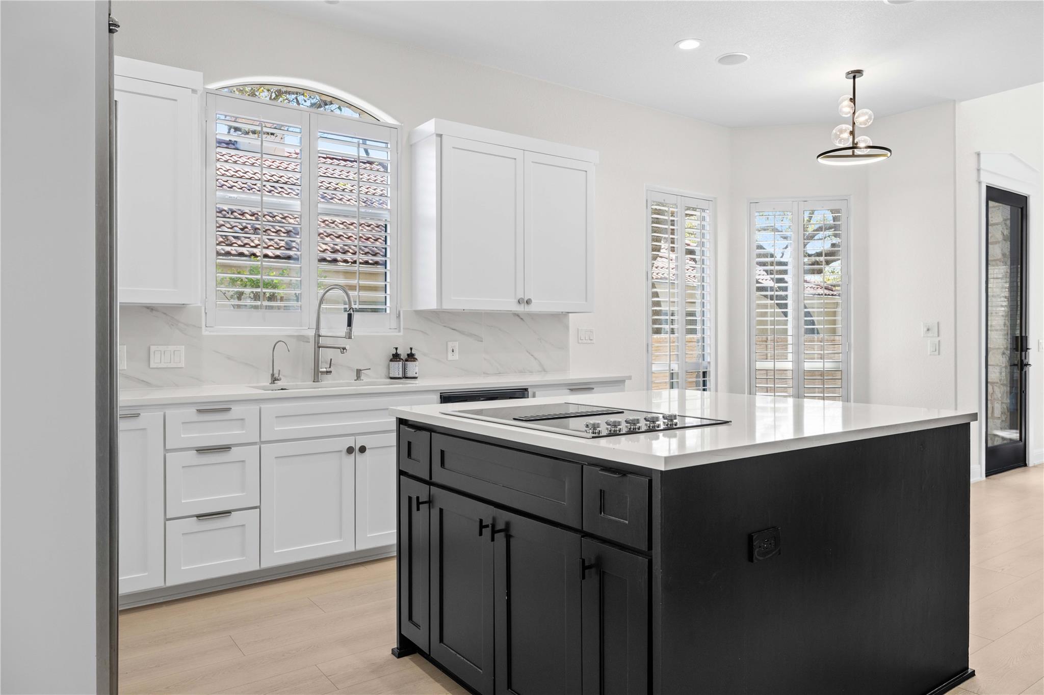 11 Treehaven Ln, The Hills, TX 78738