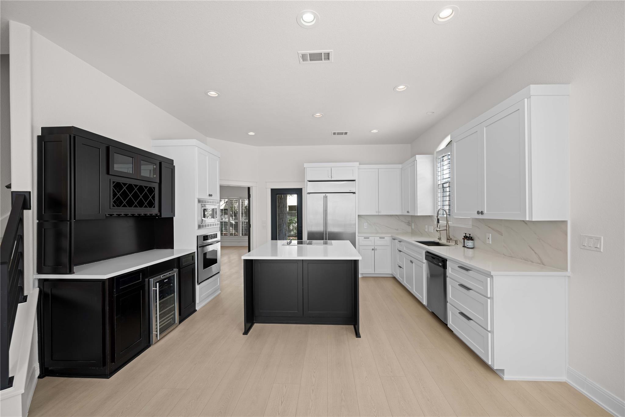 11 Treehaven Ln, The Hills, TX 78738