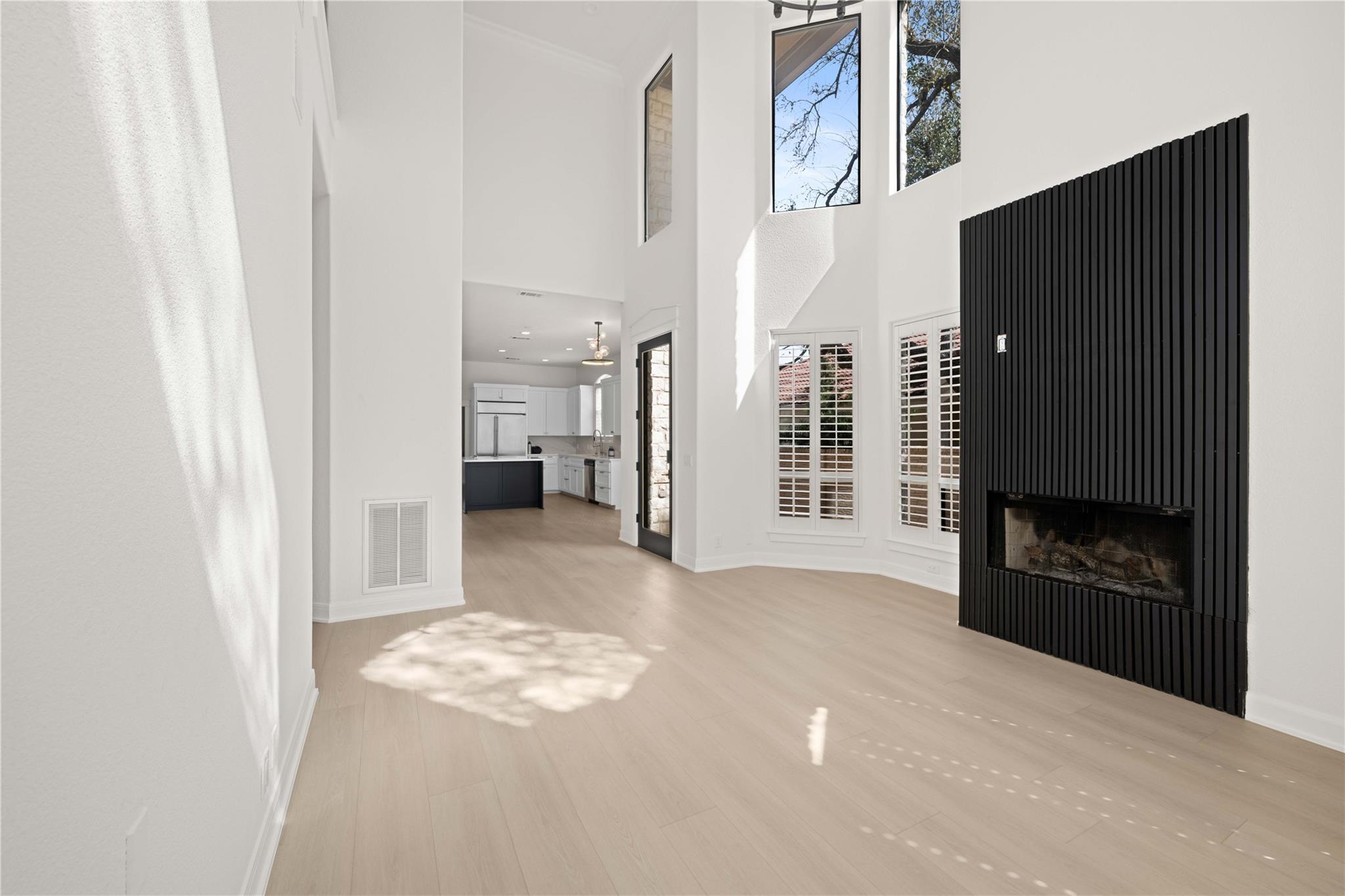 11 Treehaven Ln, The Hills, TX 78738