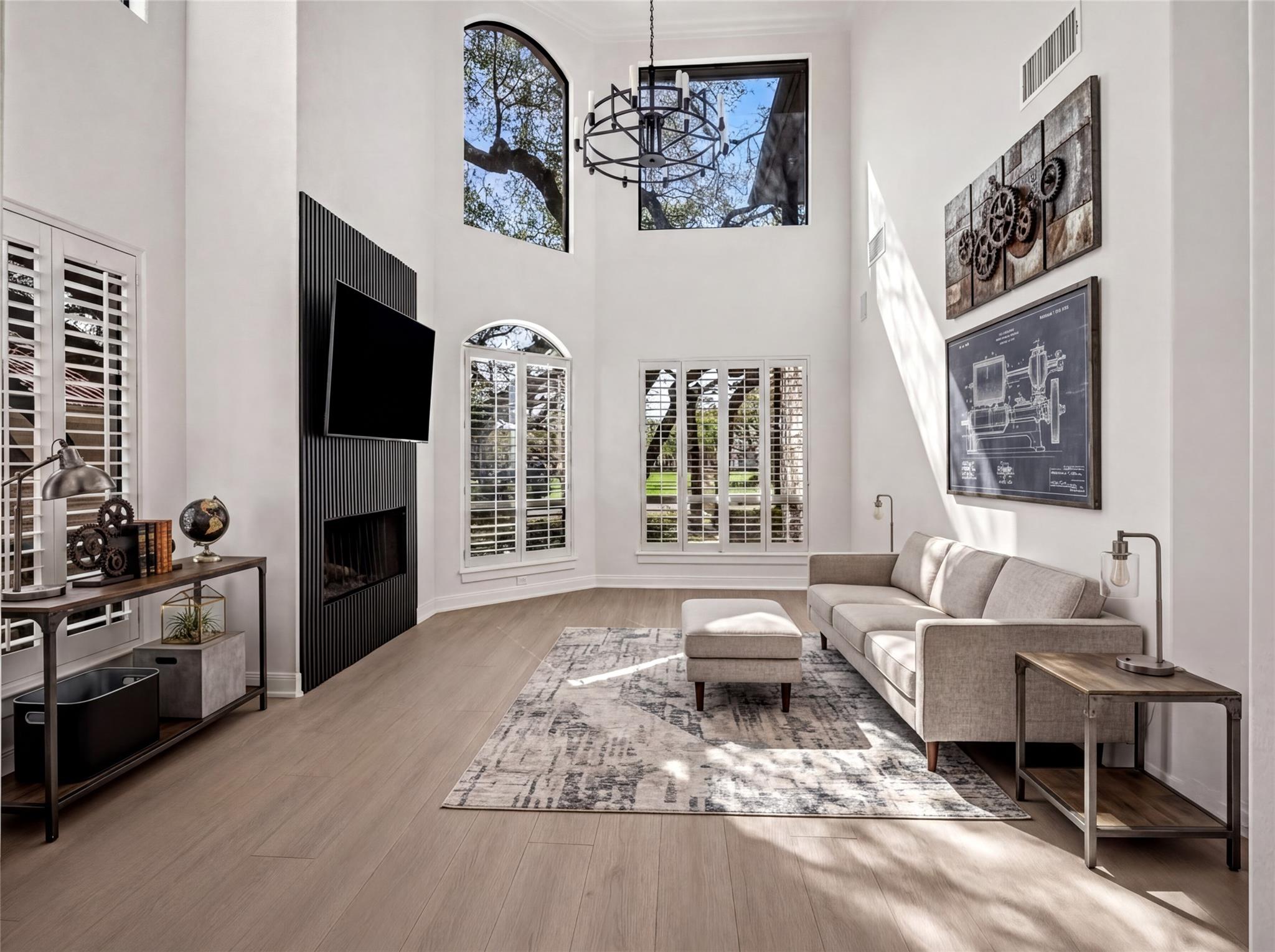 11 Treehaven Ln, The Hills, TX 78738