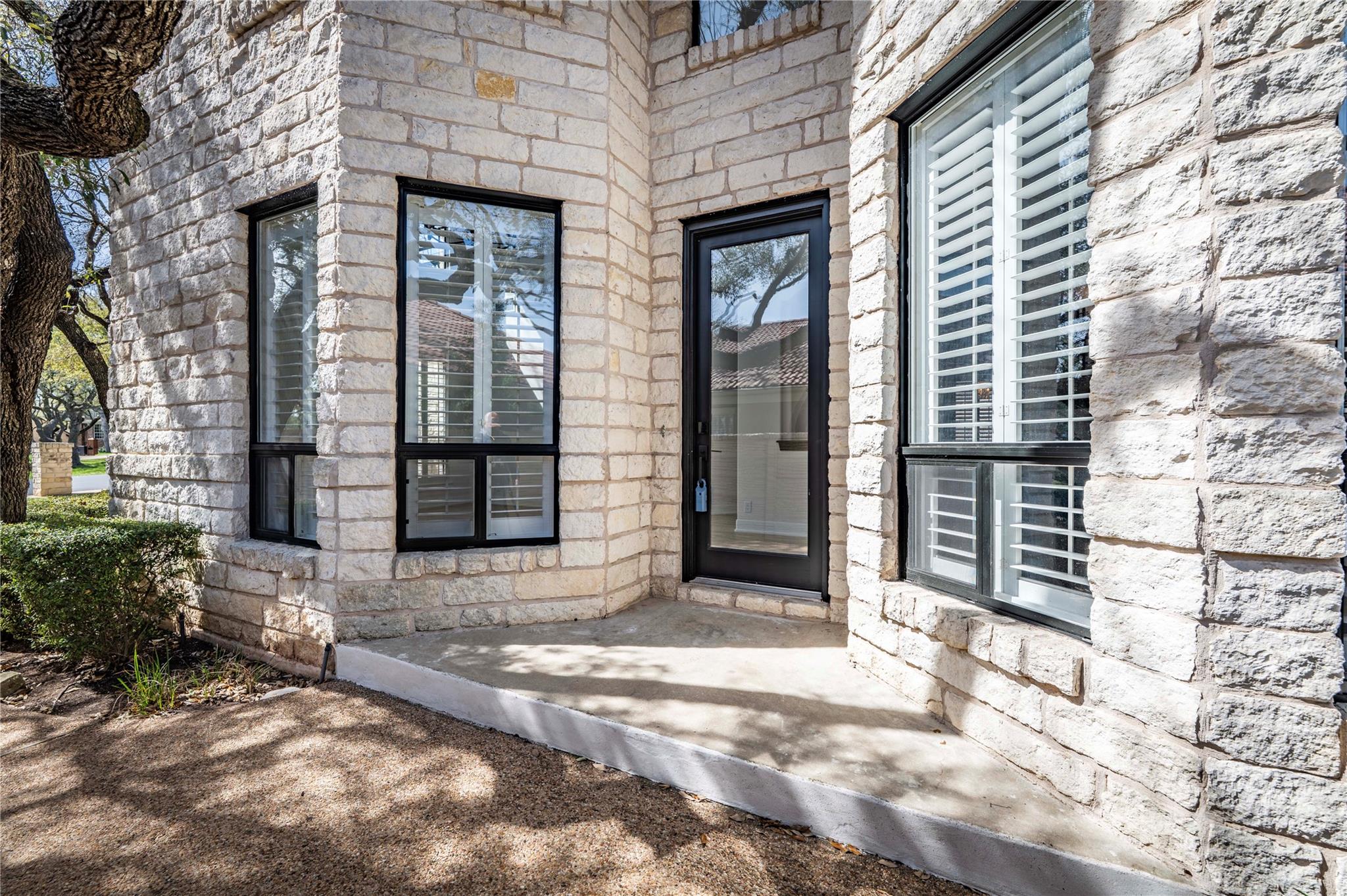 11 Treehaven Ln, The Hills, TX 78738