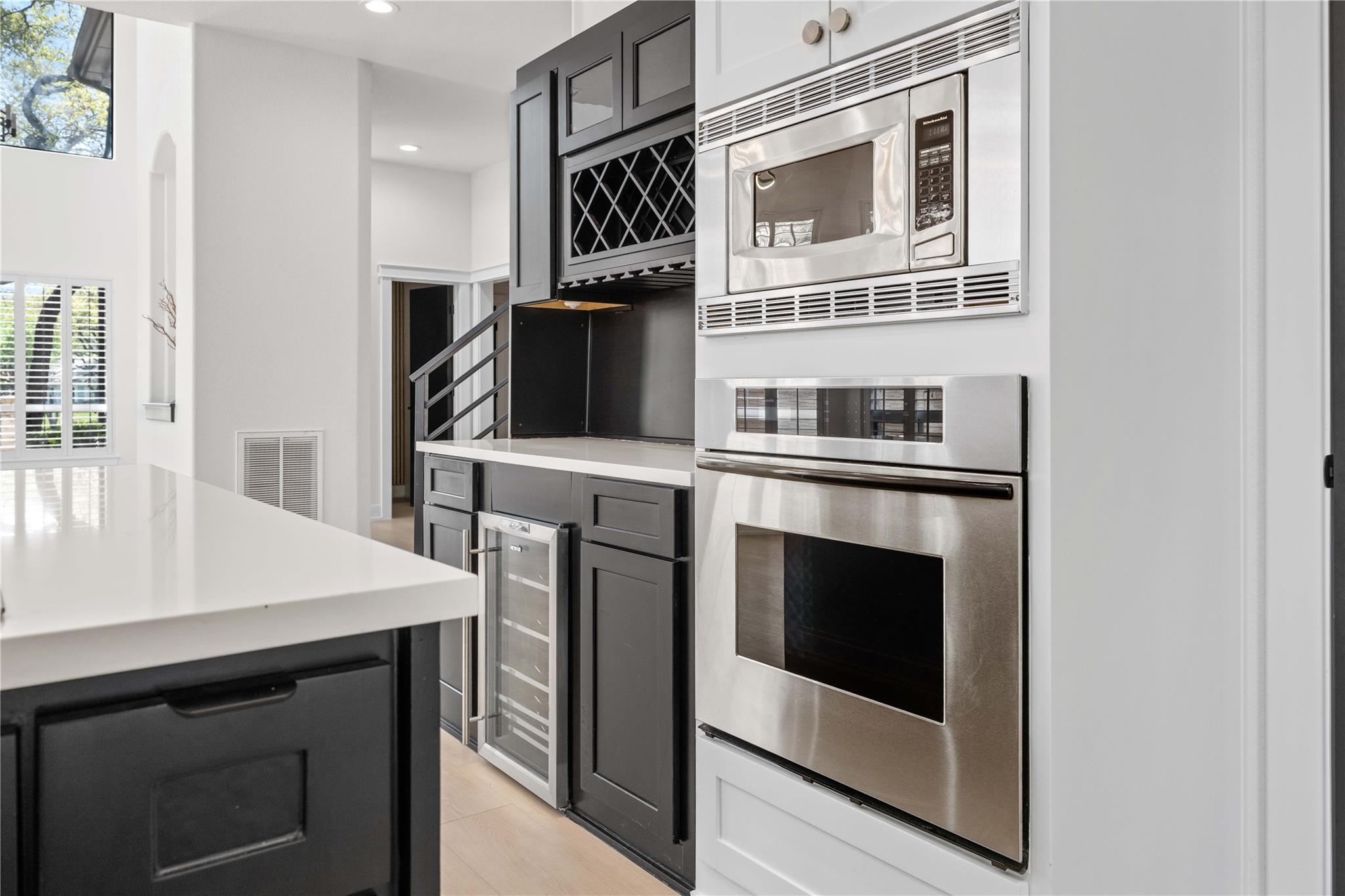 11 Treehaven Ln, The Hills, TX 78738