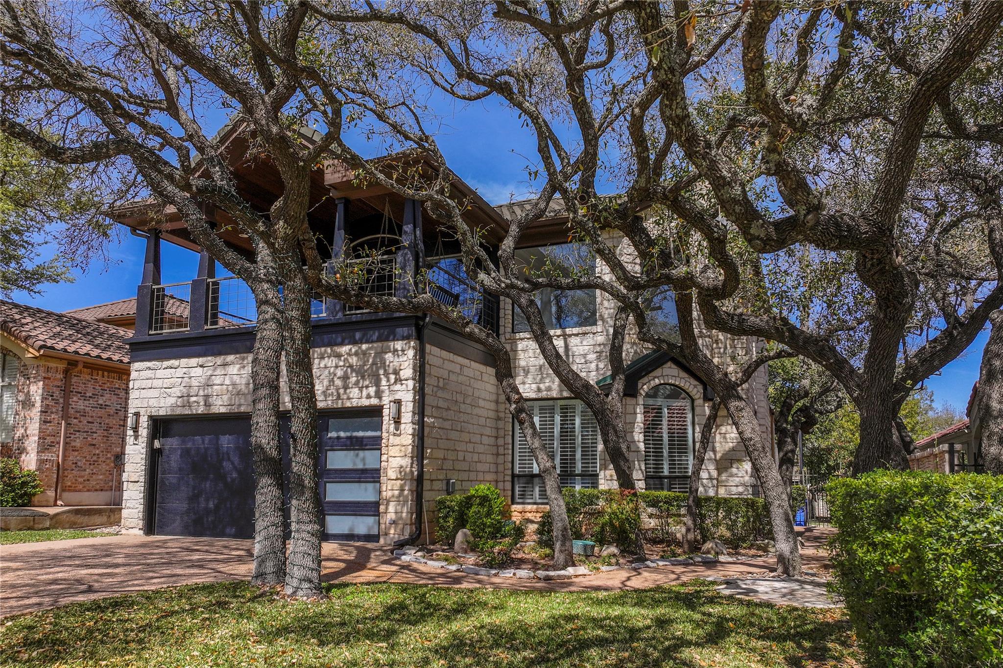 11 Treehaven Ln, The Hills, TX 78738