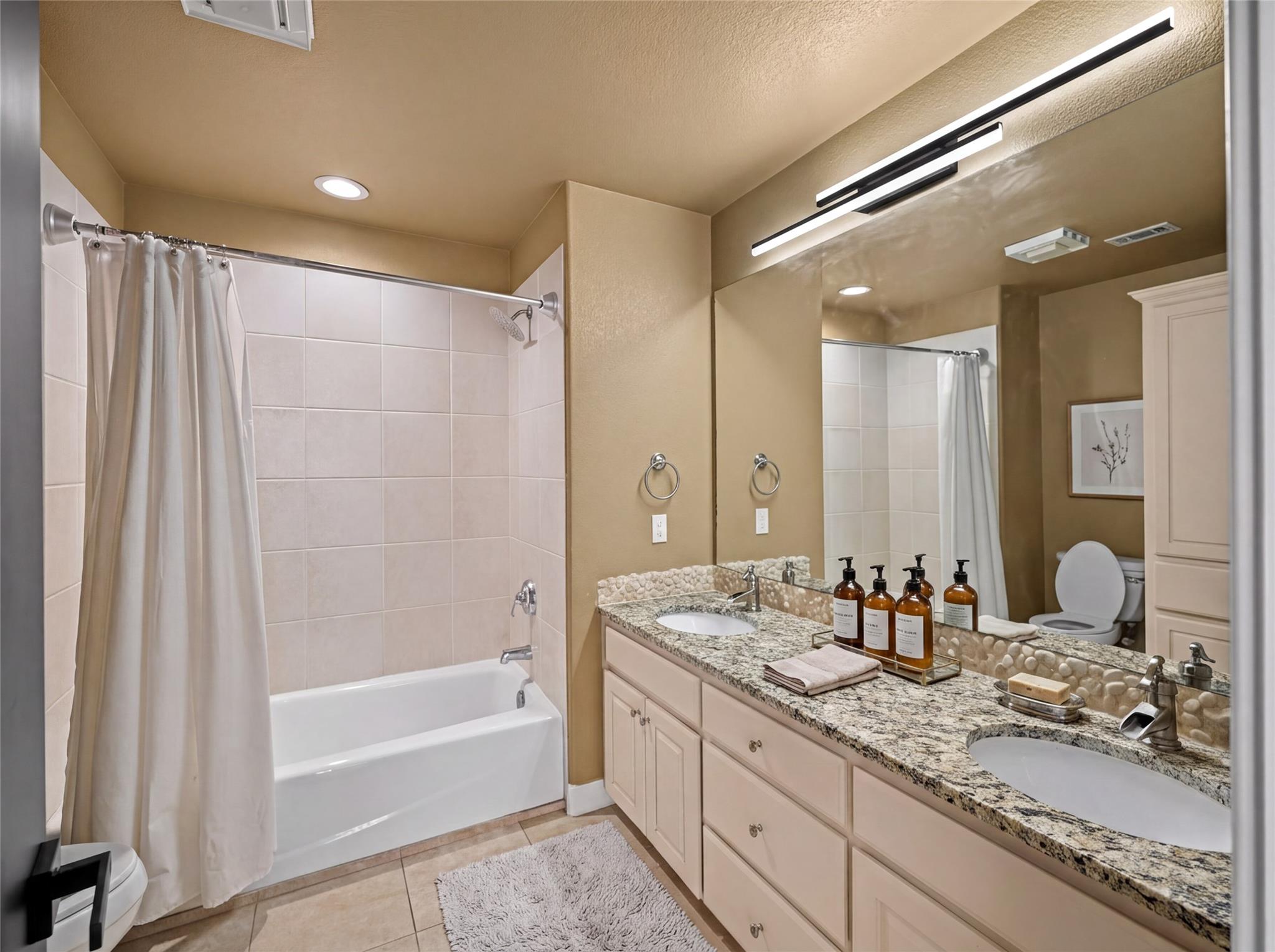 11 Treehaven Ln, The Hills, TX 78738