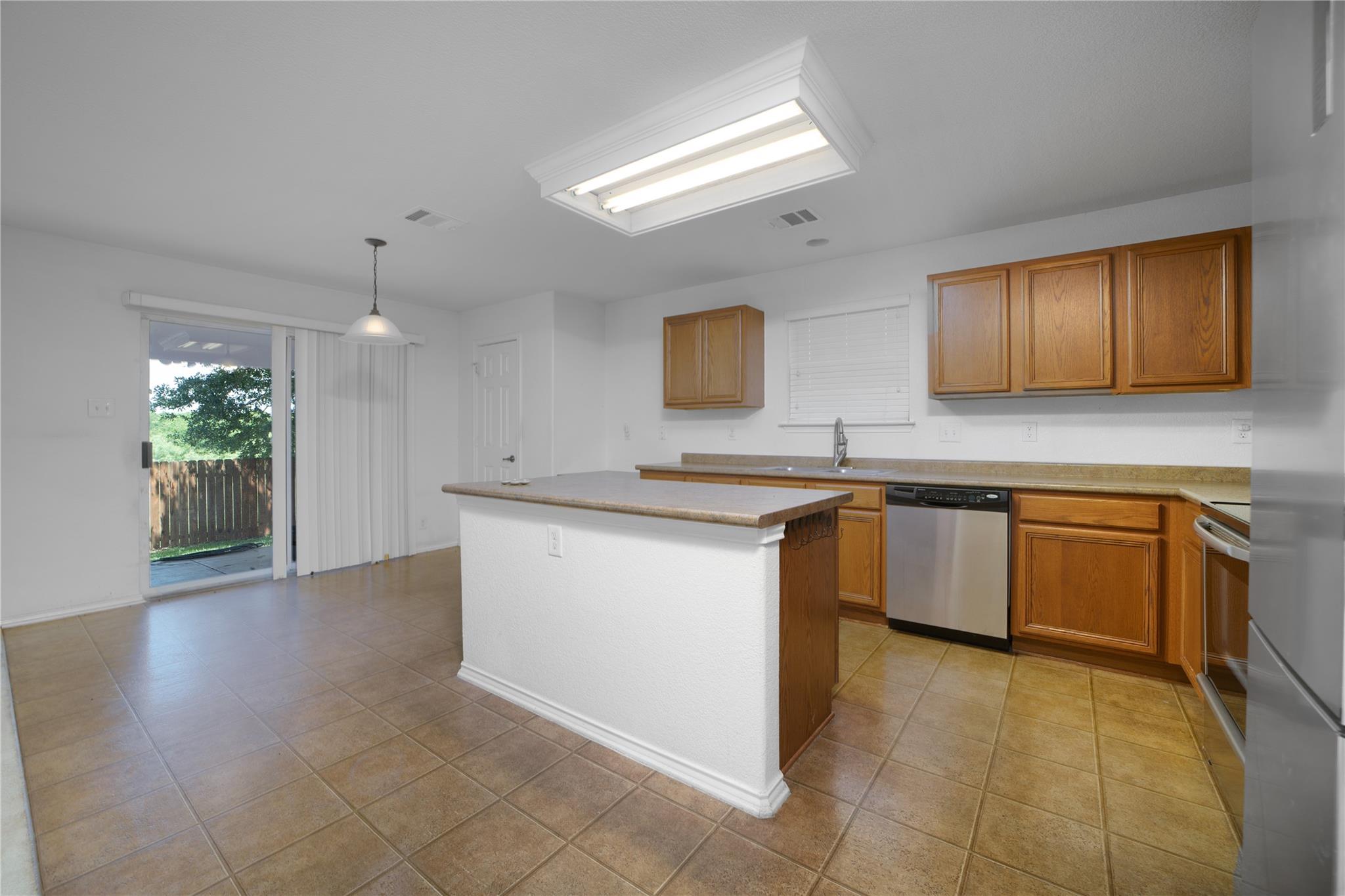 180 Beech Dr, Kyle, TX 78640