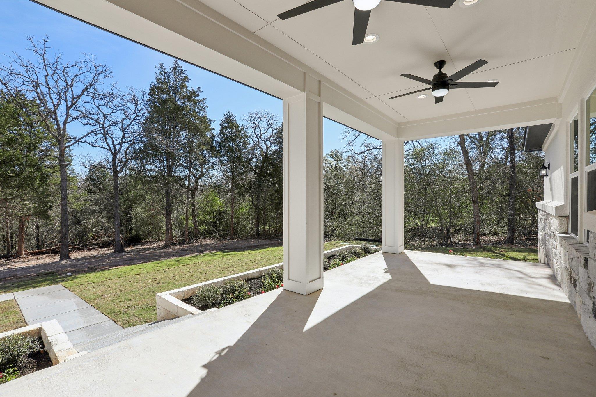 111 Kingwood Dr, Elgin, TX 78621