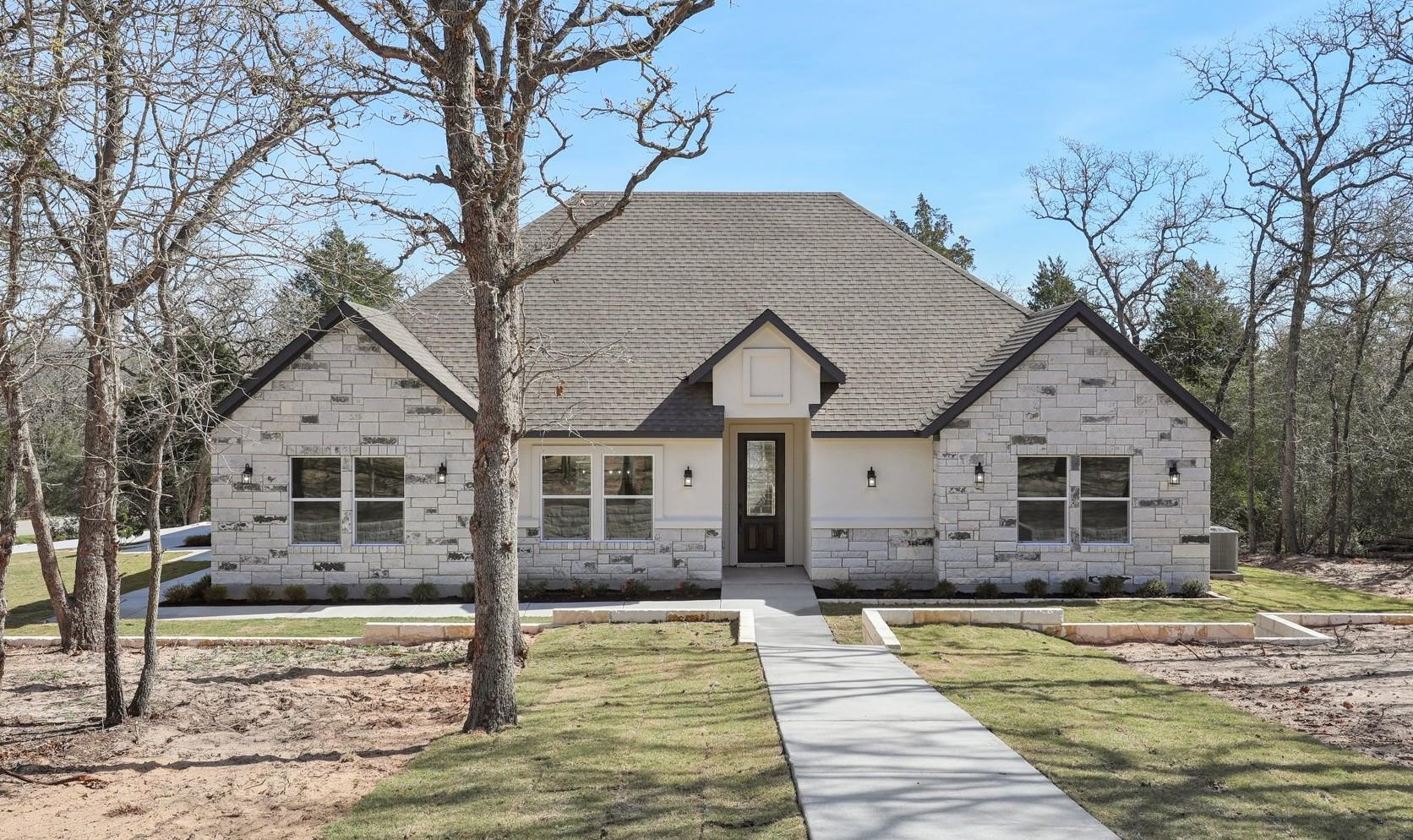 111 Kingwood Dr, Elgin, TX 78621