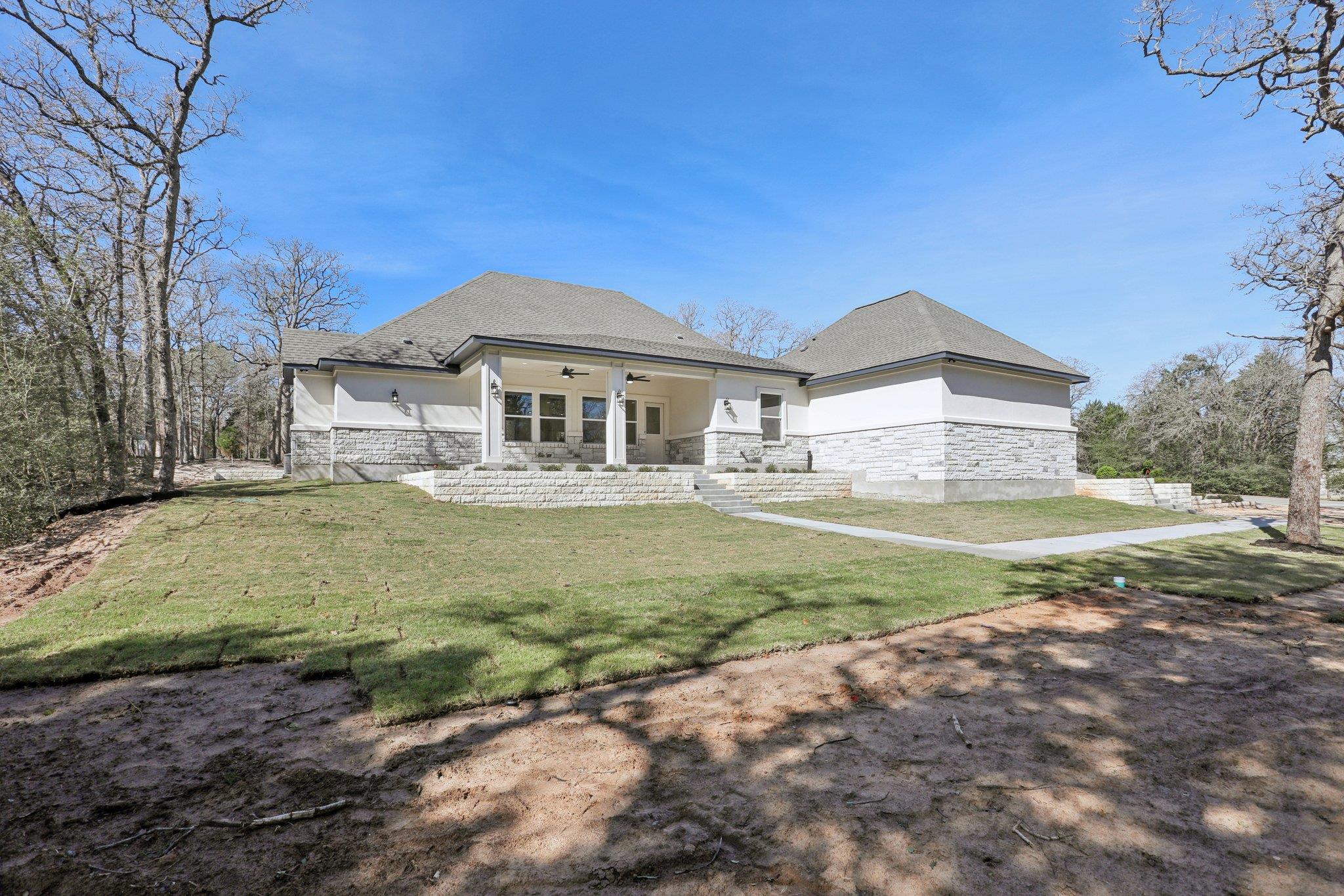 111 Kingwood Dr, Elgin, TX 78621