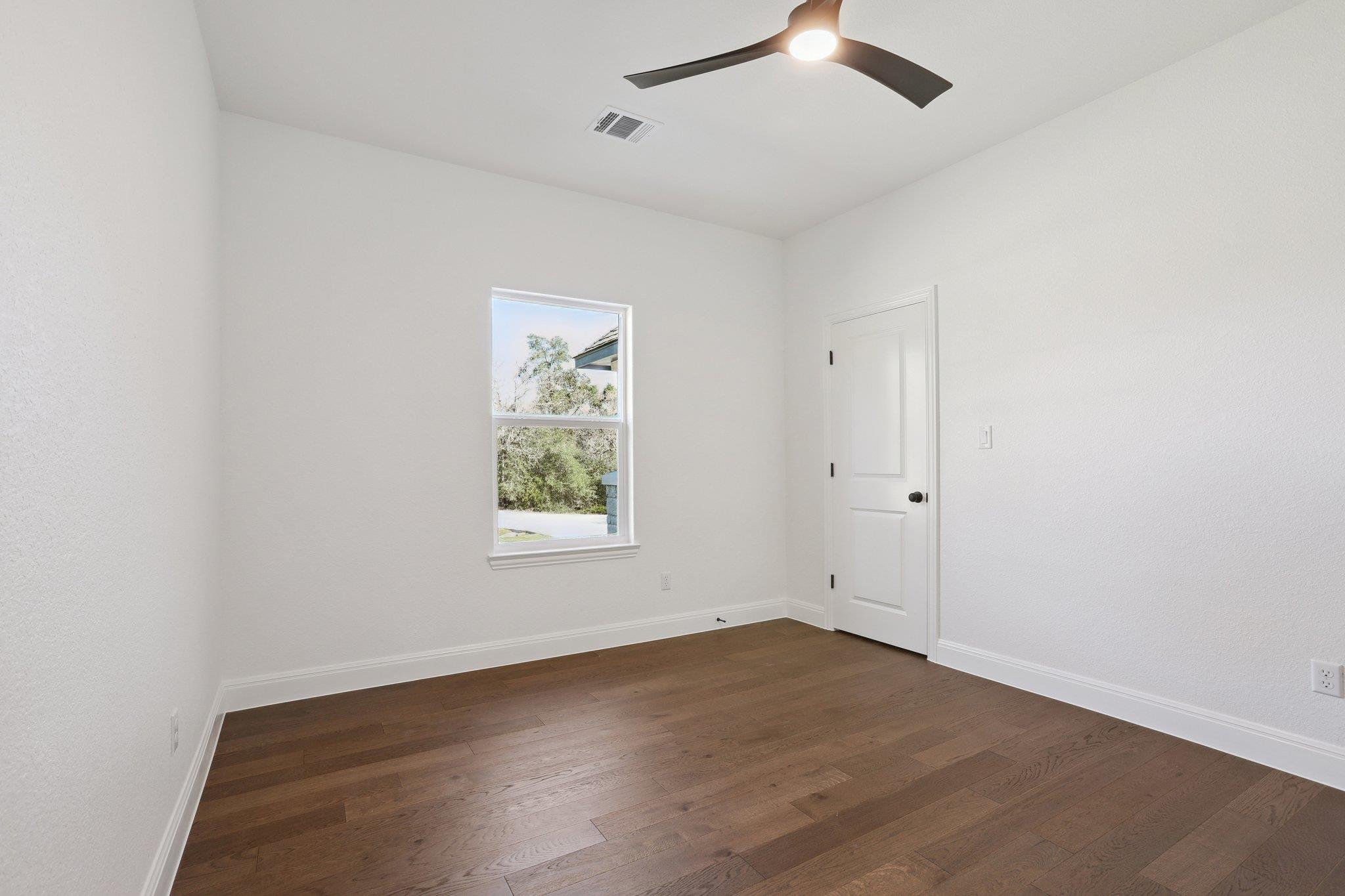 111 Kingwood Dr, Elgin, TX 78621