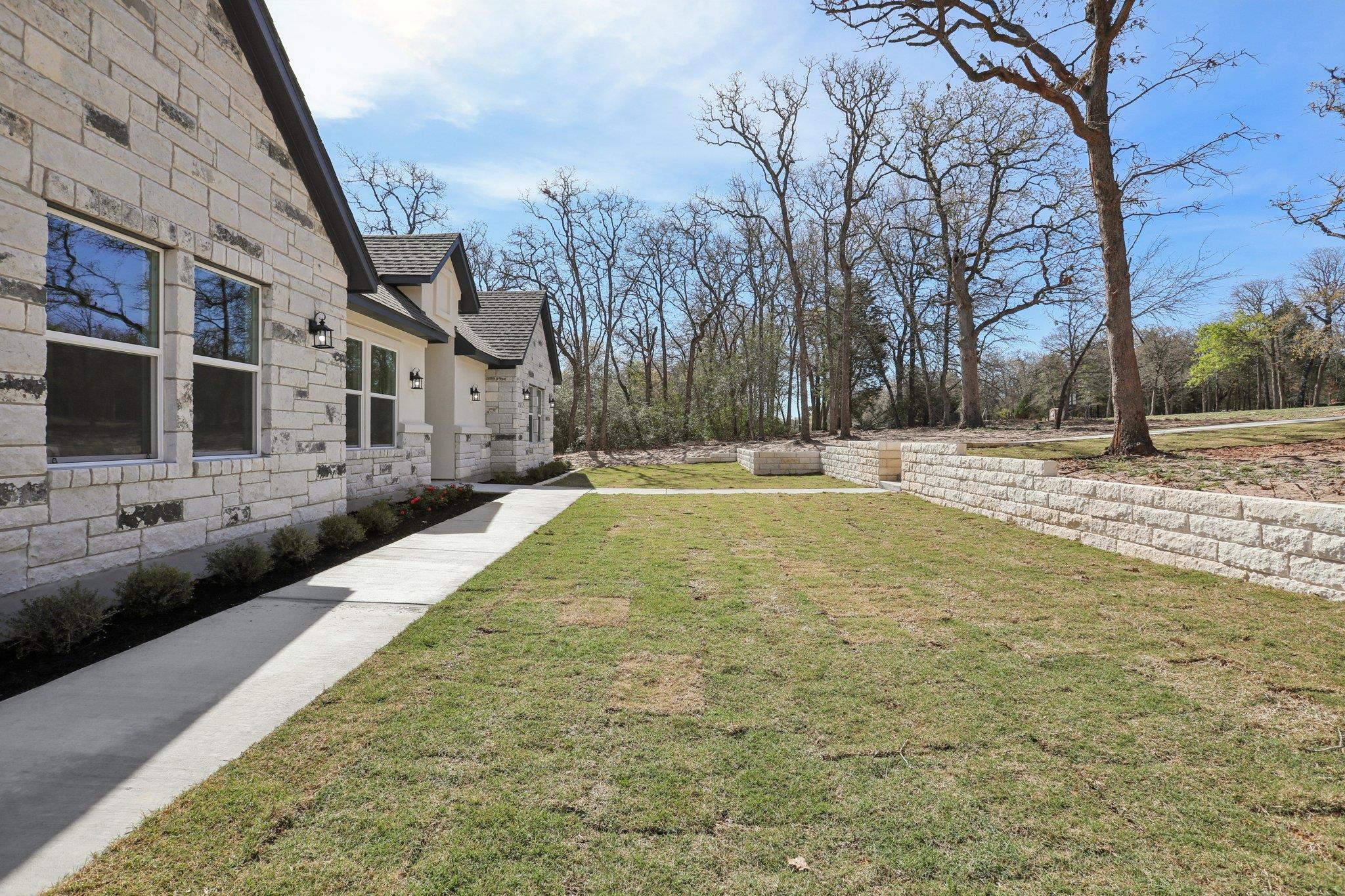 111 Kingwood Dr, Elgin, TX 78621