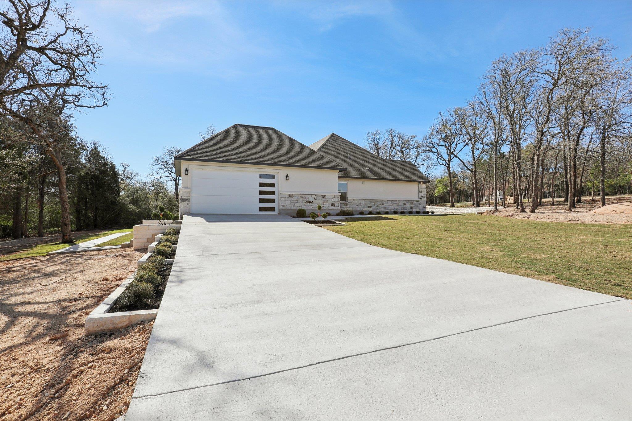 111 Kingwood Dr, Elgin, TX 78621