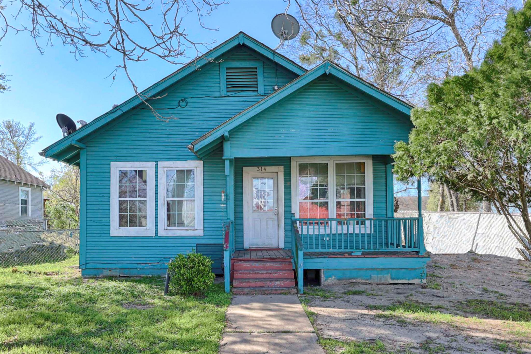 314 Baumgarten St, Schulenburg, TX 78956