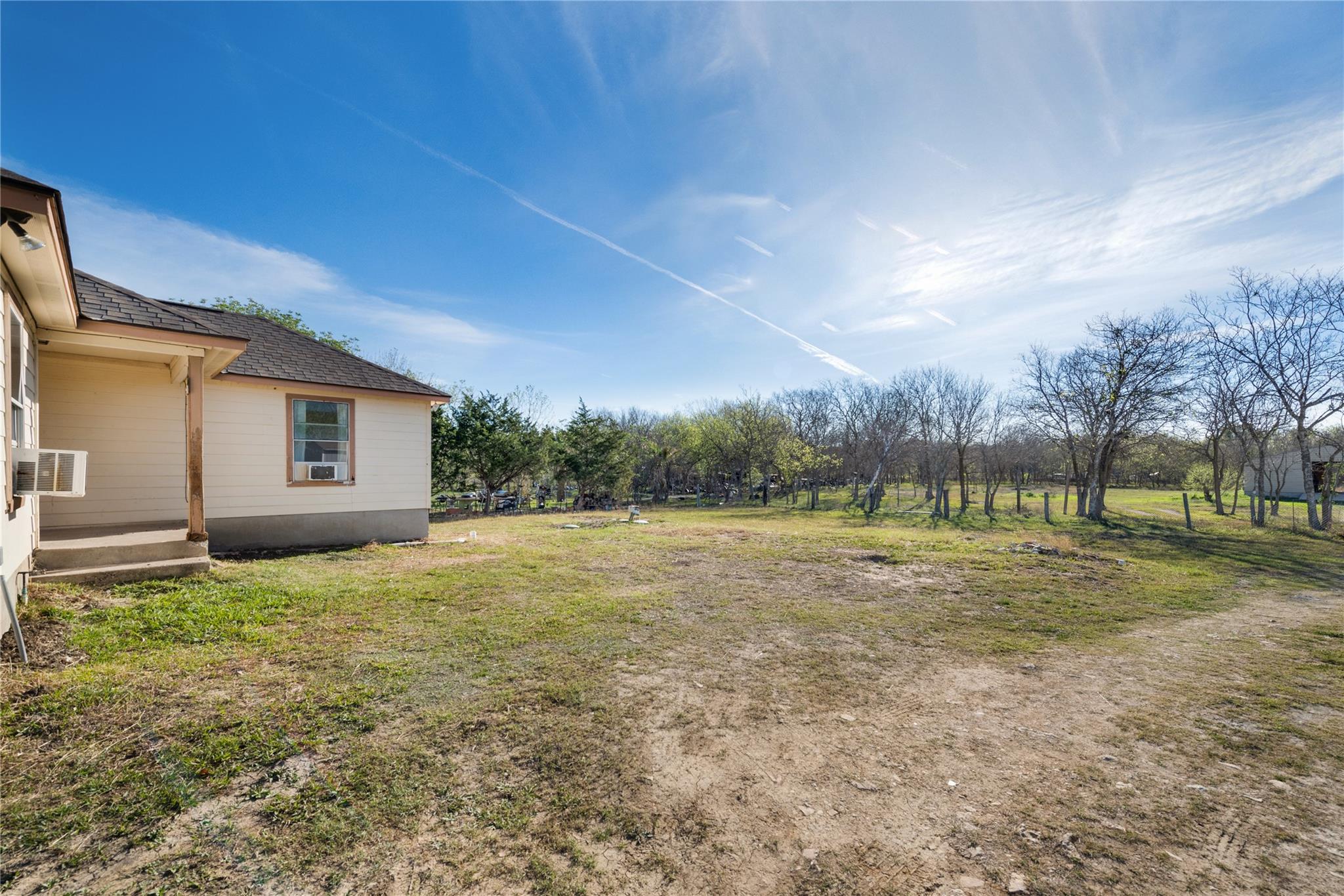 135 Petirrojo Ct, Del Valle, TX 78617
